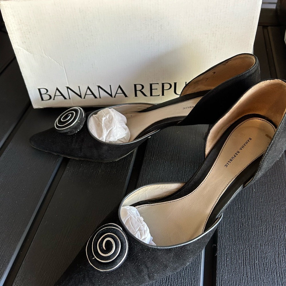 Banana republic black suede kitten heels